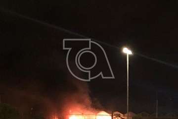 Aparatoso incendio de unos invernaderos en Las Remudas, junto a la GC-1/TA.